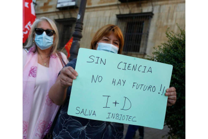 Protesta de los trabajadores del Inbiotec frente a Botines en el mes de junio. FERNANDO OTERO