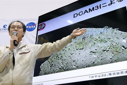 Un responsable de la agencia espacial japonesa explica la misión en Ryugu.