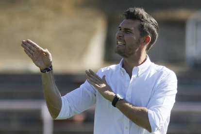 El entrenador de la Cultural Víctor Cea afronta el partido copero ante el Barça como una oportunidad para hacer historia. FERNANDO OTERO