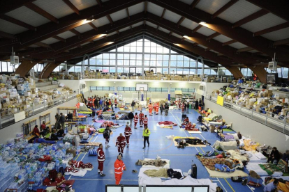 Vista general de un pabellón de deportes reconvertido en alojamiento temporal para los damnificados en Amatrice, centro de Italia.