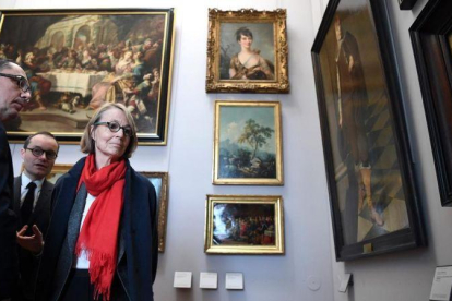 La ministra de cultura de Francia, Francoise Nyssen, junto la presidente del Louvre, Jean-Luc Martinez, visitan la exposición.