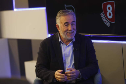 José Silvano, durante la emisión del programa La Tertulia, emitido anoche en La 8 Bierzo. L. DE LA MATA