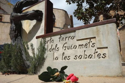 Flores colocadas ante el monumento dedicado a la luchadora antifascista Neus Catala, en su localidad natal de Els Guiamets (Tarragona) .
