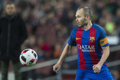 Iniesta controla el balón en el Camp Nou.