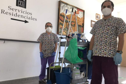 Ana Isabel y Mario, en su puesto de trabajo en Compostilla . DL