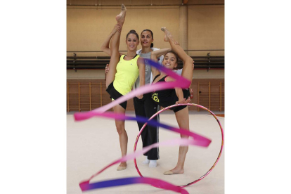 Carolina, Ruth y Sara con la cinta y el aro. Las gimnastas leonesas viajan hoy al Mundial de Izmir.