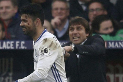 Diego Costa, con una herida en la cara, celebra con su técnico, Antonio Conte, el que sería el gol de la victoria del Chelsea frente al Crystal Palace.