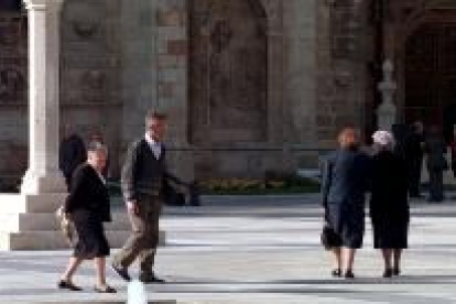 Un grupo de pensionistas pasea por la plaza de San Marcos de León