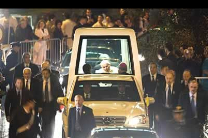El Santo Padre sale del hospital llevado en Papamóvil hasta el Vaticano. Los médicos dijeron que tenía que haber estado más días.