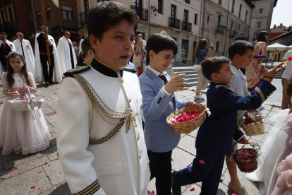 Los niños también lucieron sus trajes. RAMIRO