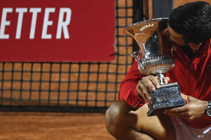 Djokovic besa el trofeo del Italian Open 2020. RICCARDO ANTIMIANIA