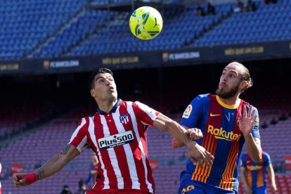 Luis Suárez dispuso de una de las ocasiones de gol más claras del Atlético pero falló. ENRIC FONTCUBERTA