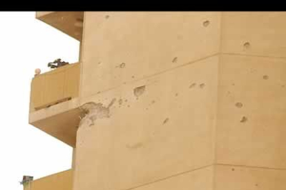 La fachada del Hotel Palestina con los impactos producidos por los disparos de un tanque norteamericano.