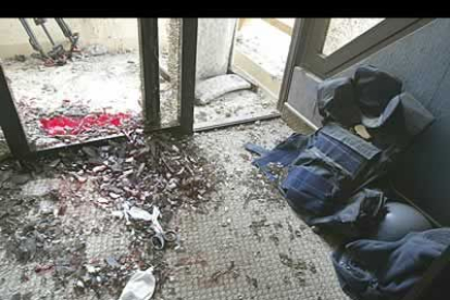 Estado de la oficina de Reuters TV en el piso número 15 del Hotel Palestina tras el impacto del misil que acabó con la vida de dos cámaras.
