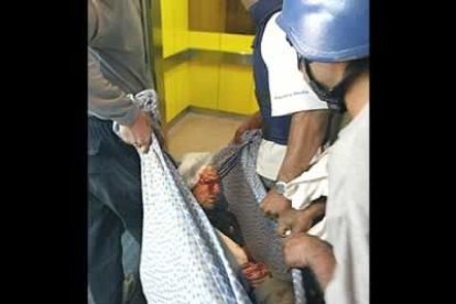 En la imagen uno de los periodistas que resultó herido al ser alcanzado por un misil de EE.UU. el Hotel Palestina.