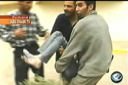 Imagen de televisión que muestra la evacuación de la periodista de Líbano Samia Nakhoul, herida mientras trabajaba en la oficina de Reuters en el Hotel Palestina.