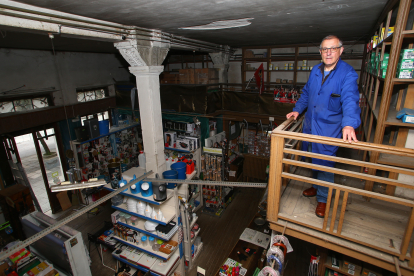 Pepín 'Villarejo', en la ferretería fundada hace 120 años por Victorina Villarejo. El bazar cerrará el 31 de diciembre de 2024 para integrarse en el Edificio Villarejo, el centro cultural que albergará las fotografías de Bernardo Alonso Villarejo, cuadros de María Isabel Alonso, y óleos y dibujos de Amable Arias. L. DE LA MATA