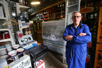 Pepín 'Villarejo', en la ferretería fundada hace 120 años por Victorina Villarejo. El bazar cerrará el 31 de diciembre de 2024 para integrarse en el Edificio Villarejo, el centro cultural que albergará las fotografías de Bernardo Alonso Villarejo, cuadros de María Isabel Alonso, y óleos y dibujos de Amable Arias. L. DE LA MATA