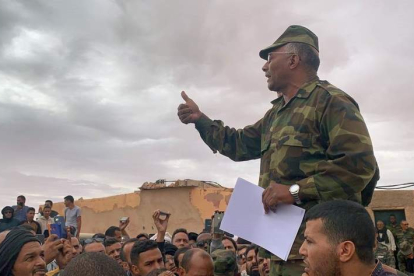Un dirigente del Frente Polisario se dirige a un grupo de personas. JAVIER MARTÍN RODRÍGUEZ