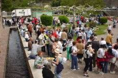 La imagen muestra un momento de la celebración en Molinaseca de la marcha benéfica