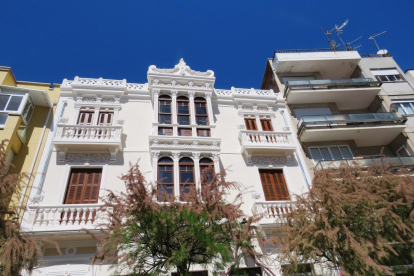 Fachada blanca tras su restauración.  L. DE LA MATA