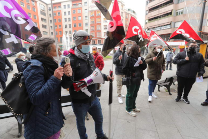 La plaza de Lazúrtegui fue ayer el escenario de la manifestación para reclamar la readmisión de los trabajadores de Bierzo Abierto. LDM