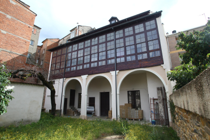 Galería y arcos en la parte trasera del edificio, un lugar con muchas posibilidades.  L. DE LA MATA