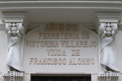 Victorina Villarejo abrió la ferretería a principios del siglo XX en un inmueble que después tiró para construir el edificio modernista actual, terminado en 1919.  L. DE LA MATA