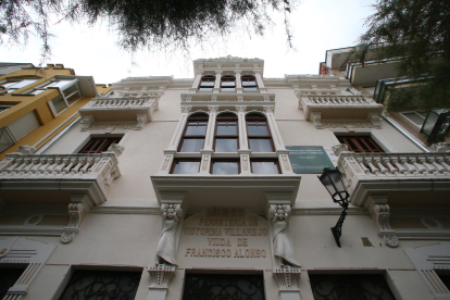 Fachada blanca tras su restauración.  L. DE LA MATA