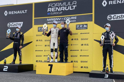 David Vidales, primero por la derecha, en el tercer peldaño del podio de Magny-Cours. RENAULT SPORT SERIES