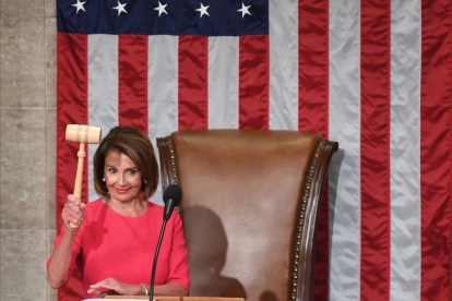 La nueva presidenta de la Cámara de Representantes de Estados Unidos, Nancy Pelosi, con el mazo durante la sesión de apertura del 116° Congreso en el Capitolio en Washington.