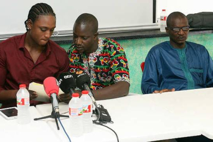 Khadim Kane, portavoz de la asociación de senegaleses de Salou, Ibrahaim Sylla, hermano del senegalés fallecido y Thierno, miembro de la asociación de senegaleses de Salou (Tarragona), durante la rueda de prensa en la que han pedido perdón.