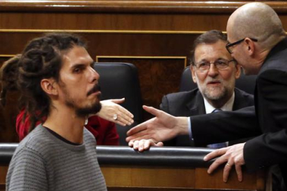El diputado de Podemos Alberto Rodríguez pasa ante el presidente del Gobierno en funciones, Mariano Rajoy, antes de votar la elección del presidente del Congreso, durante la sesión constitutiva de la Cámara baja.