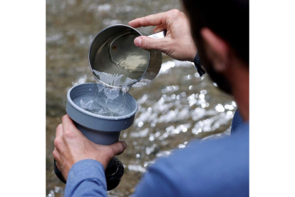 David León, director de proyectos de la asociación Hombre y Territorio, sostiene la muestras del entorno del río Manzanares. sebastián mariscal
