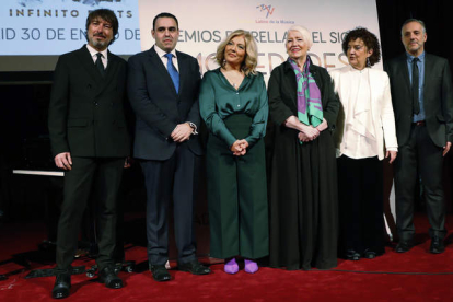 Mocedades, ayer, en la entrega del premio Estrella del Siglo, con el leonés José Miguel González, segundo por la izquierda. EDUARDO OYANA