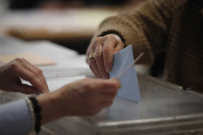 Una persona deposita su voto en una urna en una jornada electoral. JESÚS F. SALVADORES