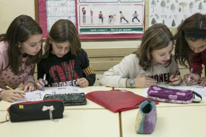 Estudiantes de la Escola del Mar de Barcelona hacen los deberes en el colegio.
