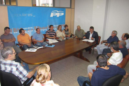 Riesco y Fierro se reunieron con los 14 pedáneos del PP en la sede popular en Ponferrada.