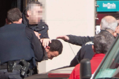 Uno de los atracadores, durante la detención.