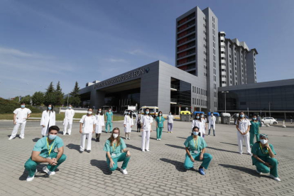 Parte de los 51 nuevos internos residentes que llegan al Hospital de León desde Medicina, Farmacia, Enfermería y Psicología. ramiro