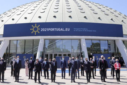Los líderes de la UE y los presidentes de los 27 gobiernos se fotografían ayer al terminar al Cumbre de Oporto. LAVANDEIRA JR