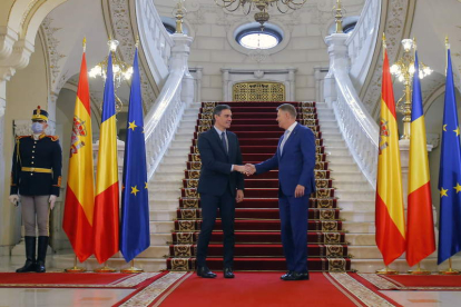 Sanchez, con el presidente de Rumanía, Klaus Iohannis, en el palacio presidencial de Bucarest. BOGDAN CRISTEL