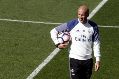 Zidane, durante un entrenamiento del Madrid en Valdebebas