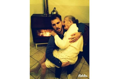 Giancarlo Murisciano sostiene en brazos a su abuela enferma de Alzheimer.