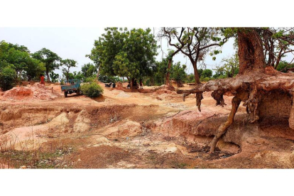 Imagen de las tierras arcillosas de Senegal en la que se asientan las minas de oro