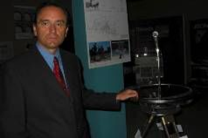 Isaac Moreno posa junto a una dioptra, aparato para medir a distancia