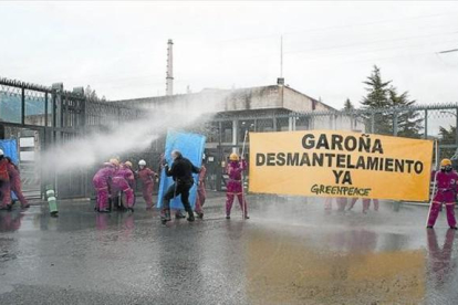 Miembros de Greenpeace reciben manguerazos para evitar su acceso a la central, durante una protesta en Garoña.