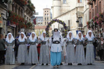 Las Cantaderas y la Sotadera se dirigen a la Catedral de León para conmemorar la liberación del Tributo de las Cien Doncellas, una celebración ancestral en León de la que ya hay noticia en 1503. JESÚS F. SALVADORES