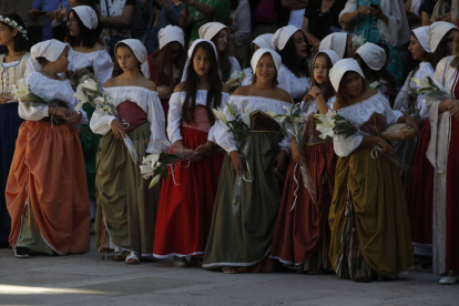 Jóvenes leonesas que participan como Cantaderas en la representación de la fiesta del Tributo de las Cien Doncellas, una celebración ancestral en León. RAMIRO