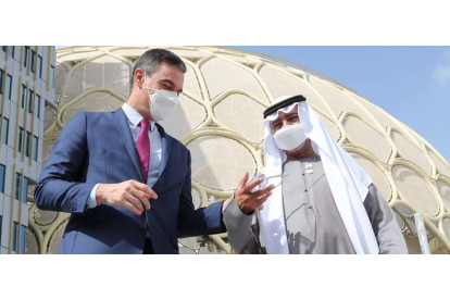 Pedro Sánchez ayer en Dubai, de viaje oficial, con el ministro Sheikh Nahyan bin Mubarak Al Nahyan. ALI HAIDER